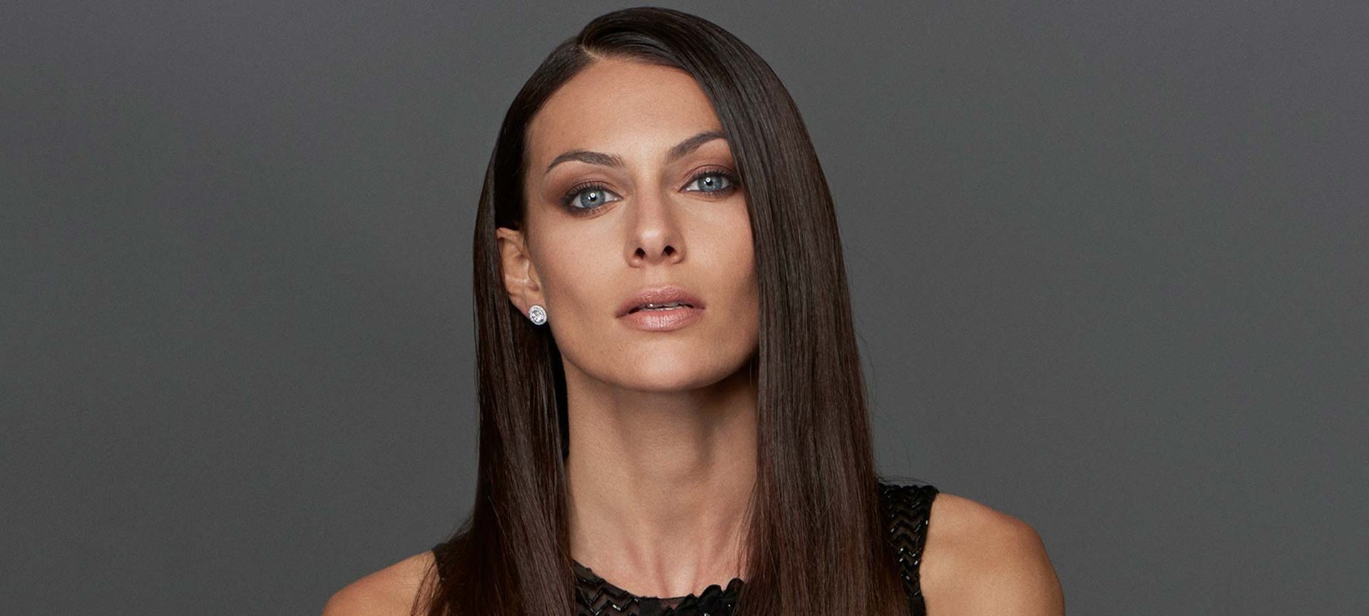 Domina la técnica de los ojos ahumados con los lápices y sombras de L’Oréal Paris.